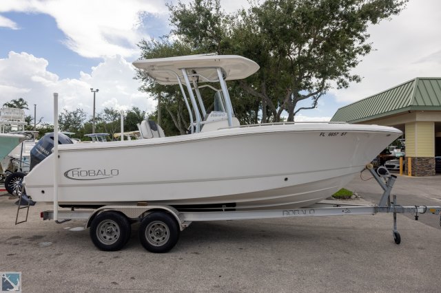 Pre-Owned 2020 Robalo R230 CC Power Boat for sale